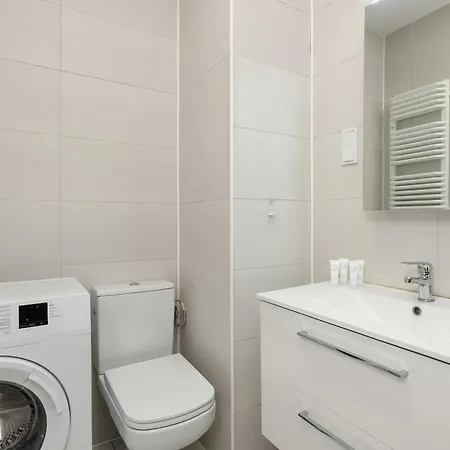 Comfortable With Access To The Gym And Parking By Renters *
